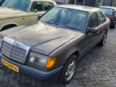 Grijs Gebruikt 1986 Mercedes E230 Sedan | € 2.950