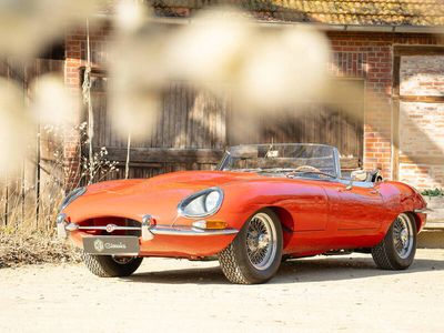 Rood Occasion 1965 Jaguar E-Type Cabriolet | € 139.900