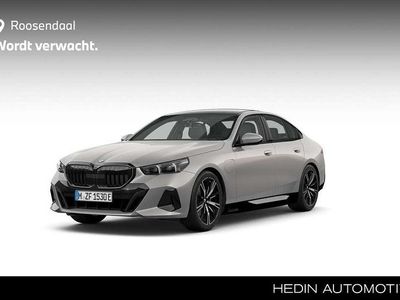 Grijs (metallic) Nieuw 2025 BMW 530e M Sport Sedan | € 87.462 (Iets duurder)