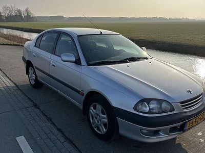 Occasion Toyota Avensis Sol 128 PK (94 kW) 2000 Grijs Sedan