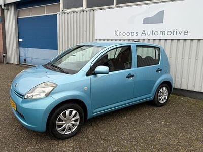 Blauw Gebruikt 2005 Daihatsu Sirion Hatchback | € 1.745 (Eerlijke prijs)