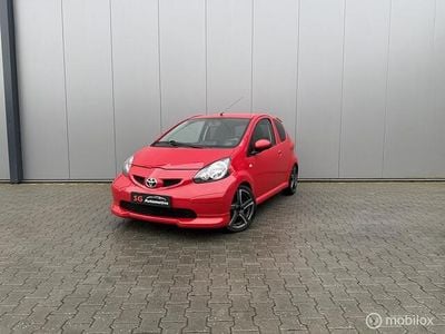 Occasion Toyota Aygo 68 PK (50 kW) 2006 Rood Hatchback