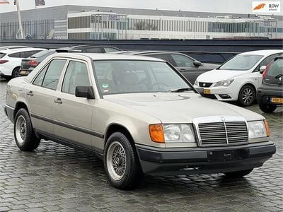 Beige Gebruikt 1986 Mercedes E230 Sedan | € 2.749