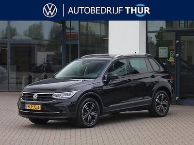 Zwart Occasion 2022 VW Tiguan Active SUV | € 34.950 (Duur)