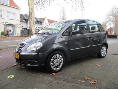 Grijs (metallic) Gebruikt 2008 Lancia Musa MPV | € 3.985 (Iets duurder)