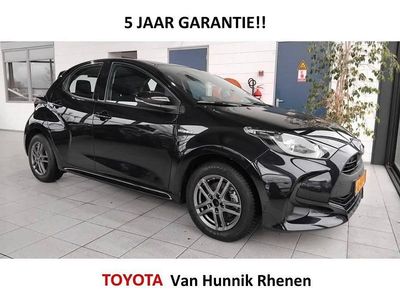 Zwart Occasion 2021 Toyota Yaris Hybrid Active Hatchback | € 16.499 (Goede deal)