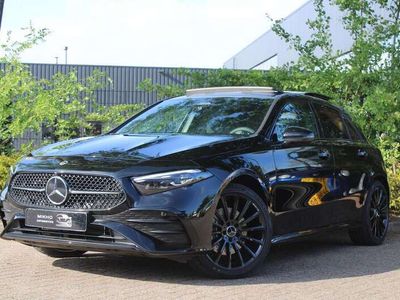 Zwart, metallic lak Gebruikt 2023 Mercedes A250 AMG line Hatchback | € 35.950 (Eerlijke prijs)