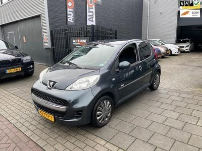 Occasion Peugeot 107 68 PK (50 kW) 2011 Grijs, metallic lak Hatchback