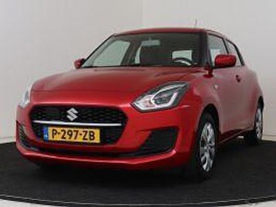 Burning red pearl (rood metallic) Occasion 2021 Suzuki Swift Comfort Hatchback | € 12.950 (Goede deal)