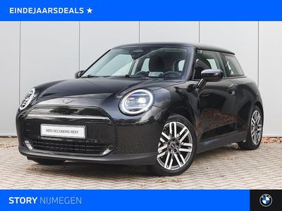 Zwart Gebruikt 2024 Mini Cooper Classic Hatchback | € 24.750 (Eerlijke prijs)