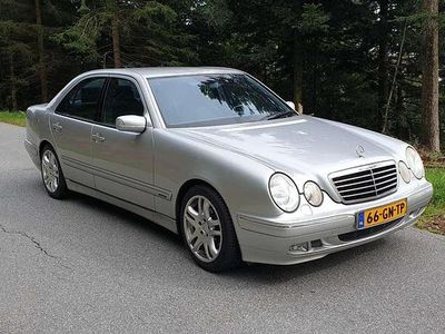 Zilver Gebruikt 2001 Mercedes E220 Avantgarde Sedan | € 3.450