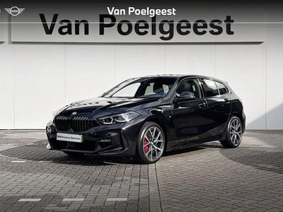 Saphirschwarz metallic (zwart metallic) Gebruikt 2024 BMW 118 M Sport Hatchback | € 33.900 (Goede deal)