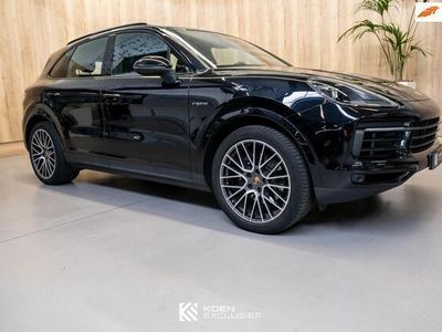 tweedehands Porsche Cayenne 3.0 E-Hybrid van 1e eigenaar met luchtvering en achterasbesturing.