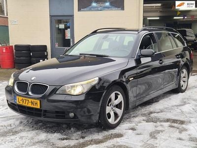 Zwart (metallic) Occasion 2004 BMW 525 Executive Stationwagen | € 3.450 (Eerlijke prijs)