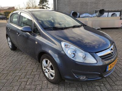 tweedehands Opel Corsa 1.4-16V Enjoy. Lees advertentie!