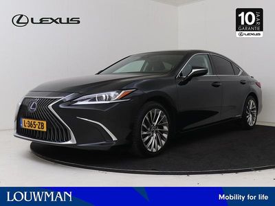 Graphite black metallic (donker zwart metallic) Gebruikt 2021 Lexus ES300H Business Edition Sedan | € 36.950 (Iets duurder)