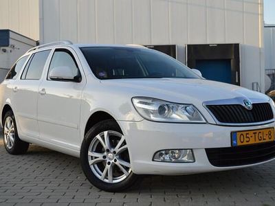 Wit Occasion 2012 Skoda Octavia Elegance Stationwagen | € 2.495 (Goede deal)