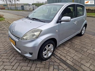 Occasion Daihatsu Sirion 91 PK (66 kW) 2009 Grijs (metallic) Hatchback