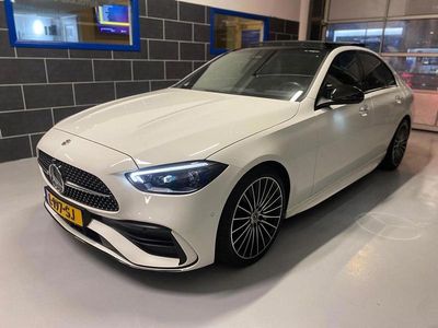 Wit (metallic) Occasion 2021 Mercedes C200 AMG line Sedan | € 42.950 (Duur)
