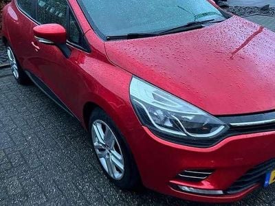 Rood Occasion 2016 Renault Clio IV Authentique Hatchback | € 6.999 (Eerlijke prijs)