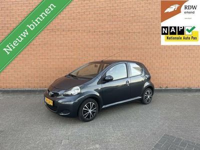 Grijs Gebruikt 2010 Toyota Aygo Hatchback | € 2.895 (Eerlijke prijs)