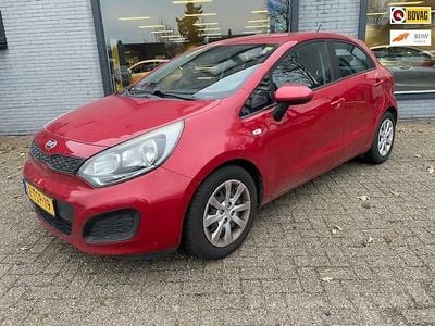 Rood Gebruikt 2014 Kia Rio Comfort Hatchback | € 7.645 (Eerlijke prijs)