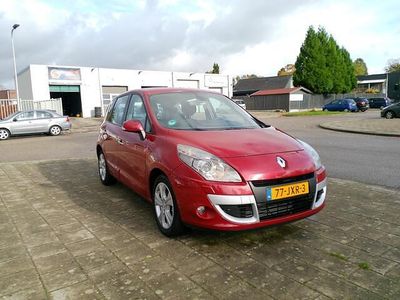 Rood Gebruikt 2009 Renault Scénic III MPV | € 3.995 (Eerlijke prijs)