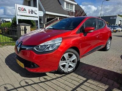 Rood (metallic) Gebruikt 2015 Renault Clio IV Dynamique Hatchback | € 8.450 (Eerlijke prijs)