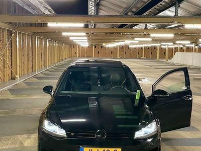 Zwart Occasion 2015 VW Golf VII R Stationwagen | € 23.800 (Duur)