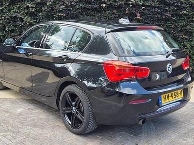 Zwart (metallic) Gebruikt 2015 BMW 118 Sport Line Hatchback | € 13.500 (Eerlijke prijs)