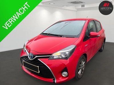 Rood Gebruikt 2016 Toyota Yaris Hybrid Hatchback | € 12.495 (Goede deal)