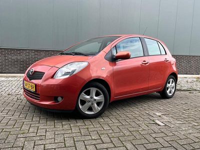 Oranje (metallic) Gebruikt 2006 Toyota Yaris Luna Hatchback | € 4.850