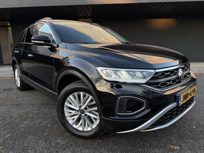 Zwart Gebruikt 2023 VW T-Roc Life SUV | € 24.995 (Goede deal)