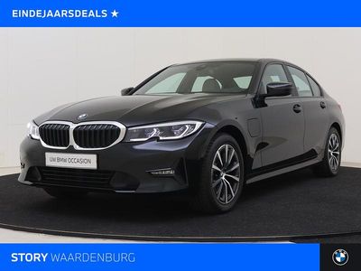 Saphirschwarz (donker zwart metallic) Occasion 2021 BMW 320e Comfort Edition Sedan | € 26.850 (Super prijs)