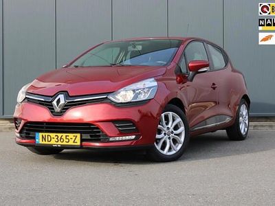 Rood Occasion 2017 Renault Clio IV Zen Hatchback | € 8.950 (Eerlijke prijs)