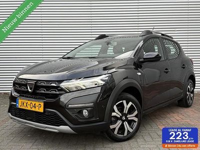 Zwart (metallic) Gebruikt 2021 Dacia Sandero Essentiel Hatchback | € 13.750 (Eerlijke prijs)