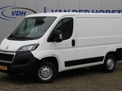 tweedehands Peugeot Boxer 330 2.2-120pk BlueHDi gesloten bestelwagen L1H1 Premium. Airco, cruise cntrl, navigatie, telefoonvoorb., camera, elektr. spiegels en elektr. ramen, 3-zits, laadruimte betimmerd, trekhaak.