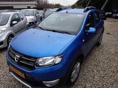 Blauw (metallic) Occasion 2013 Dacia Sandero Lauréate Hatchback | € 3.995 (Eerlijke prijs)