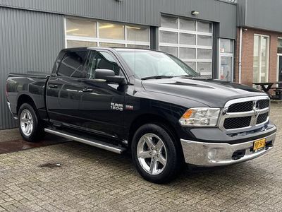 tweedehands Dodge Ram PICKUP 1500 5.7 V8 4x4 Crew Cab 5'7 Lpg en benzine Airco Cruise Controle Stoelverwarming Stuurverwarming Lederbekleding Stuurwielbedingen Telefoon verbinding Chromen accenten Elec zonnedak Hardtop deksel Pick-up Open laadbak Je