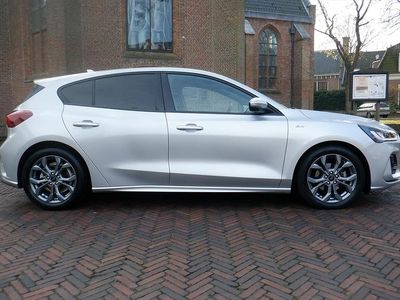 Grijs Gebruikt 2023 Ford Focus ST-Line Hatchback | € 21.900 (Eerlijke prijs)