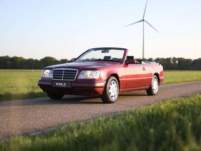 Rood Occasion 1994 Mercedes E220 Cabriolet | € 36.900
