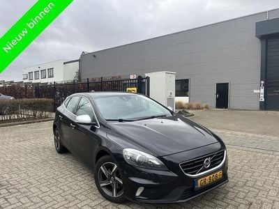 Zwart (metallic) Gebruikt 2015 Volvo V40 R-Design Hatchback | € 4.999 (Goede deal)