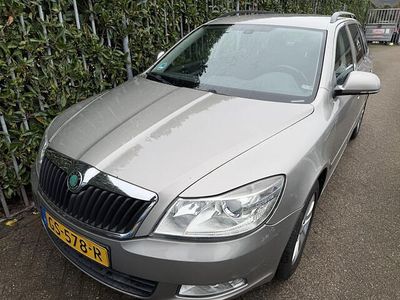 Geel Occasion 2011 Skoda Octavia Elegance Stationwagen | € 2.999 (Eerlijke prijs)