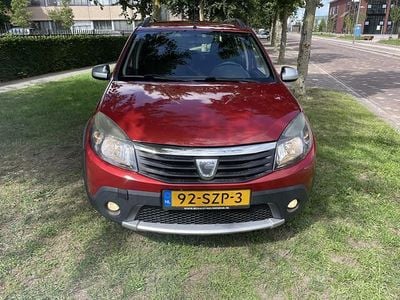Rood Occasion 2012 Dacia Sandero Stepway Hatchback | € 3.250