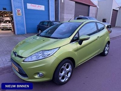 Geel (metallic) Gebruikt 2009 Ford Fiesta Titanium Hatchback | € 3.750 (Goede deal)