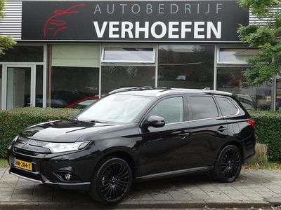 Zwart, metallic lak Gebruikt 2015 Mitsubishi Outlander P-HEV Instyle SUV | € 15.950 (Duur)