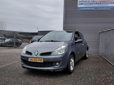 Blauw (metallic) Occasion 2006 Renault Clio II Hatchback | € 2.250 (Eerlijke prijs)
