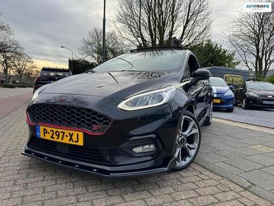 Zwart (metallic) Occasion 2018 Ford Fiesta ST-Line Hatchback | € 10.995 (Iets duurder)