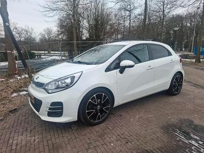 Wit Occasion 2015 Kia Rio MPV | € 8.499 (Eerlijke prijs)