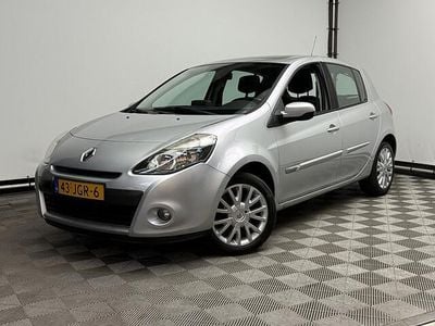 Zilver (metallic) Gebruikt 2009 Renault Clio R.S. Dynamique Hatchback | € 5.475 (Eerlijke prijs)